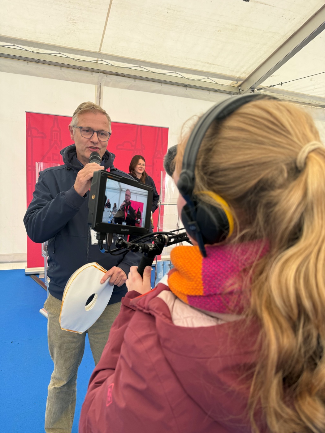 Hereon-Pressesprecher Torsten Fischer im Interview mit der Staatskanzlei des Saarlandes. Foto: Hereon/Patrick Kalb-Rottmann