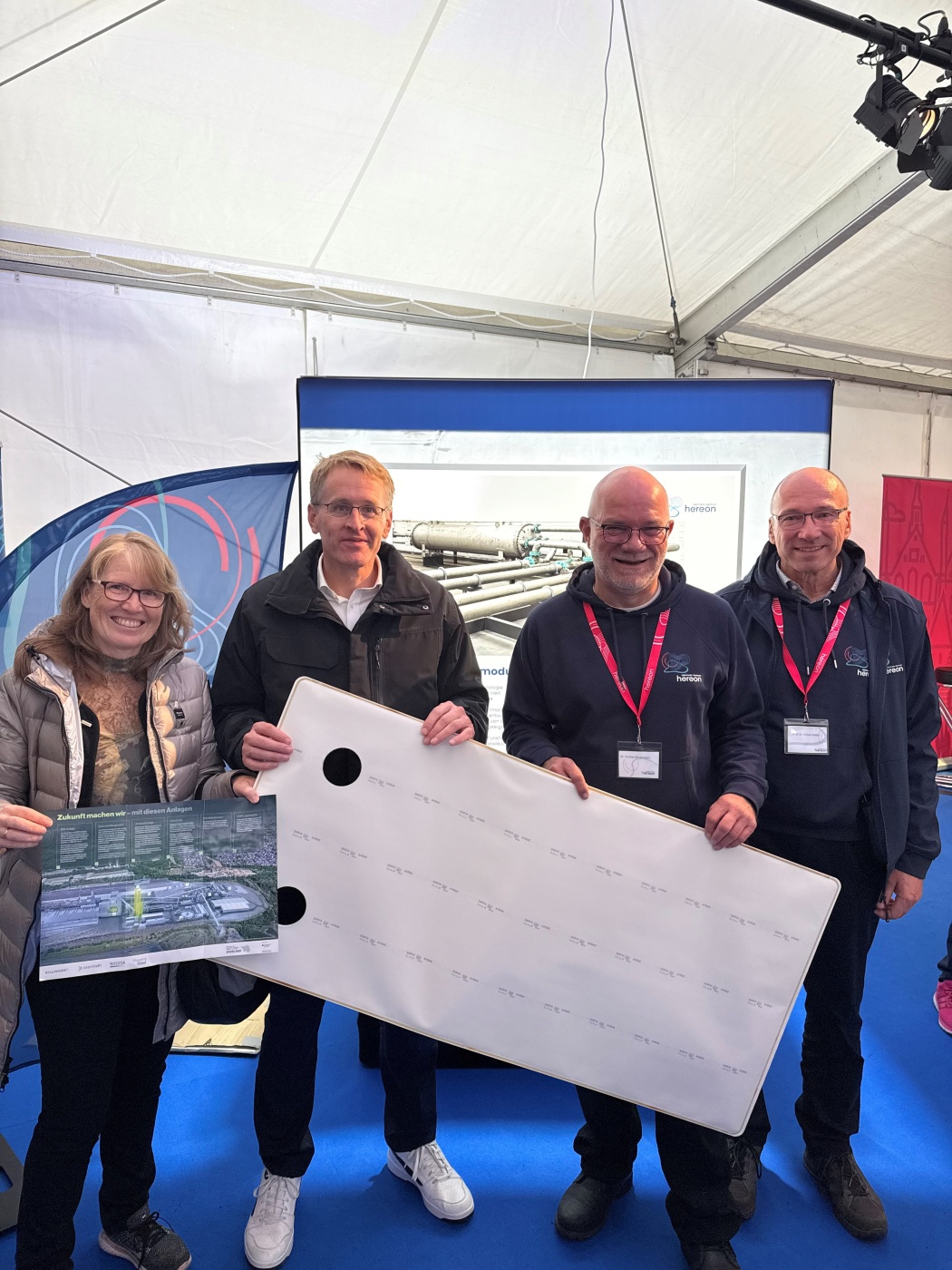 Auch der schleswig-holsteinische Ministerpräsident Daniel Günther kam vorbei und informierte sich bei Volker Abetz und Torsten Brinkmann genauer über die Membranforschung am Hereon. Foto: Hereon/Patrick Kalb-Rottmann