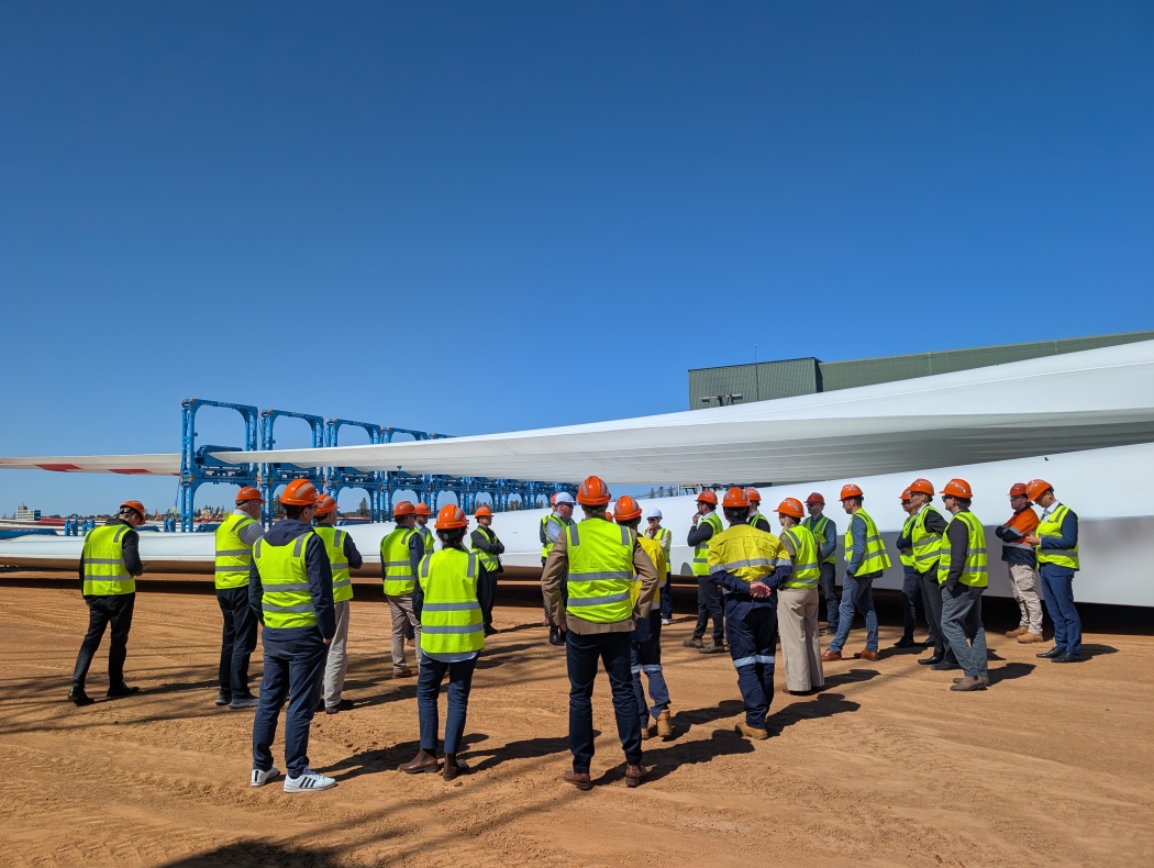 Die Delegation besichtigt den Frachthafen von Geraldton, wo die Komponenten zum Aufbau eines Windparks abgeladen werden. Copyright: adelphi
