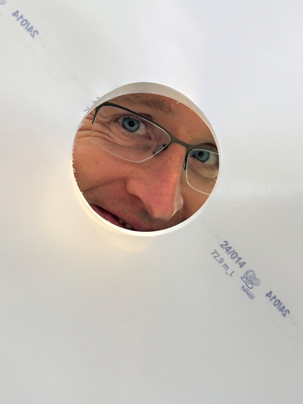 Ministerpräsident Daniel Günther nahm die Membranen ganz genau unter die Lupe. Foto: Hereon/Patrick Kalb-Rottmann