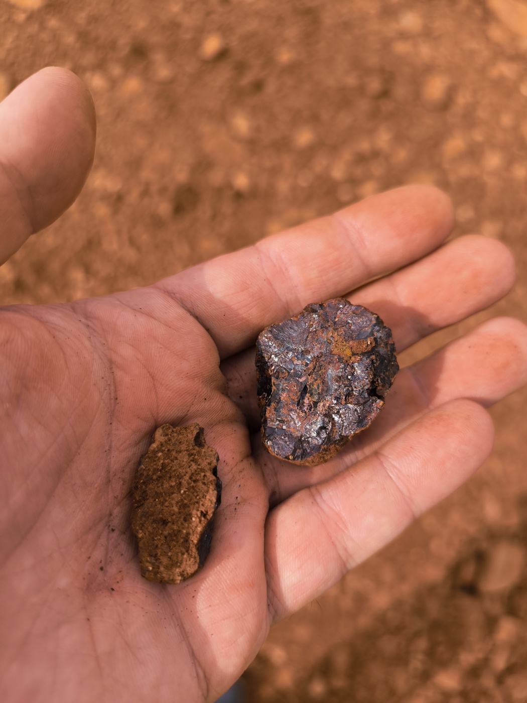 In Christmas Creek abgebautes Hämatit. Das ist rotes Eisenerz, das einen niedrigeren Eisenanteil im Vergleich zu Magnetit hat und in der Regel noch aufbereitet wird. Copyright: Paul Jerabek