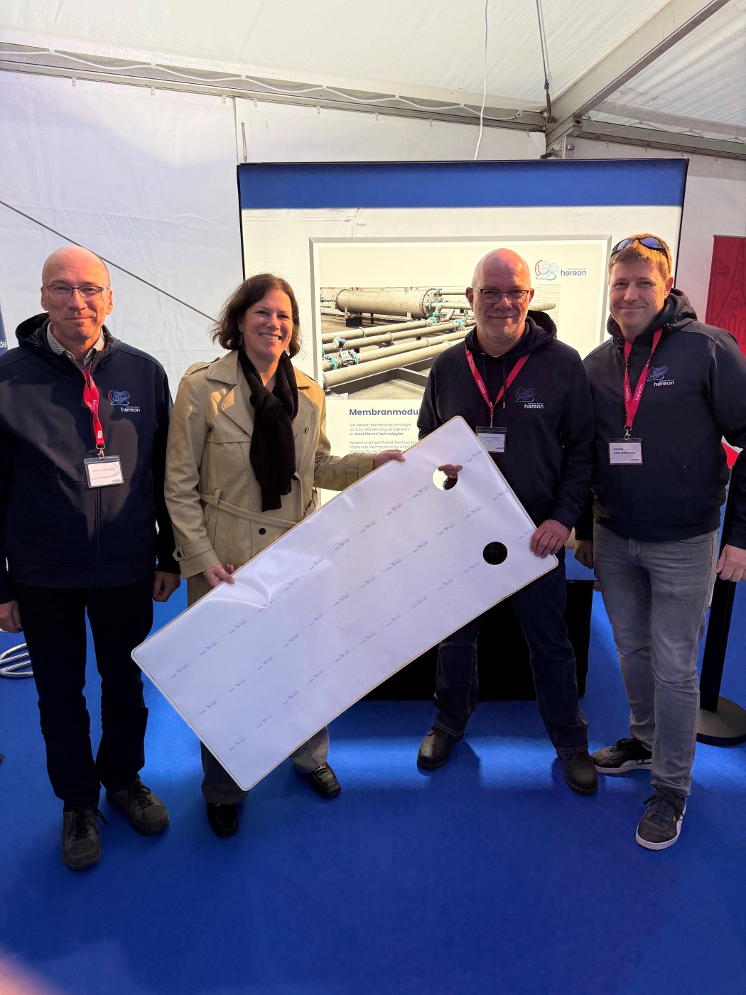 Die schleswig-holsteinische Landtagspräsidentin Kristina Herbst hat den Hereon-Stand besucht. Die Wissenschaftler Volker Abetz (l.) und Torsten Brinkmann (2.v.r.) haben ihr die am Hereon entwickelten Membranen zur CO2-Abtrennung gezeigt. Mit dabei: Patrick Kalb-Rottmann (r.) vom Hereon-Kommunikationsteam. Foto: Hereon/Torsten Fischer