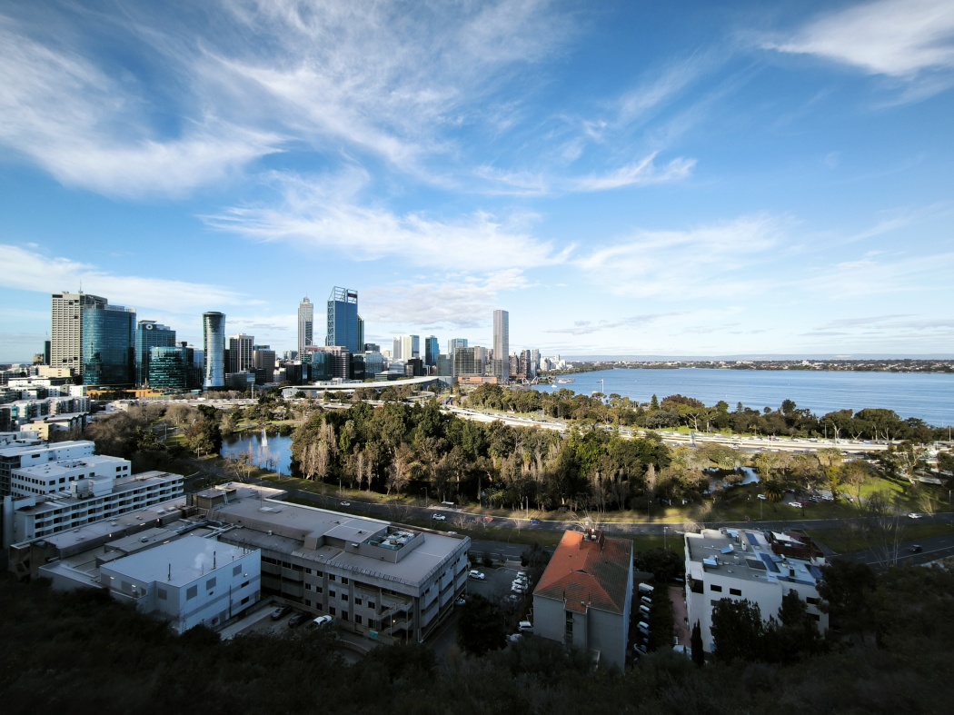 Die Stadt Perth: Hier hat die Delegation unter anderem die University of Western Australia besucht und sich Projekte zur Wasserstoffproduktion und -speicherung angeschaut. Copyright: Paul Jerabek
