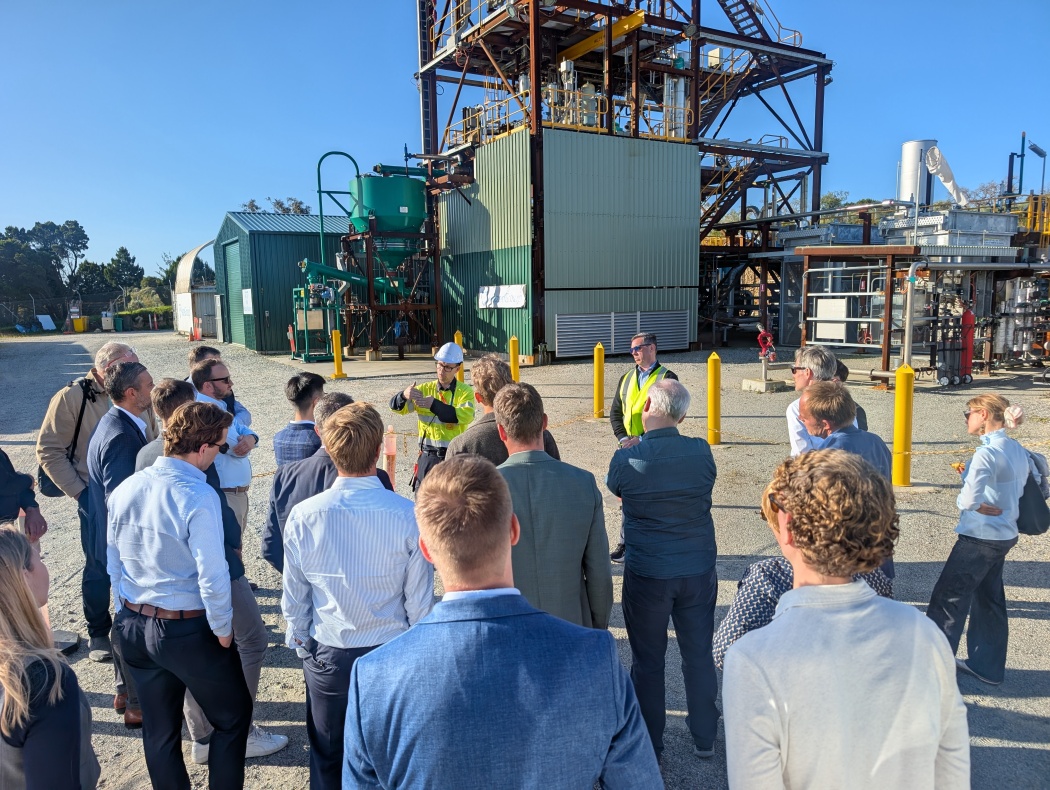 Besichtigung der Hazer-Demonstrationsanlage zur Methanpyrolyse von Biogas. Hier wird aus Methan mittels katalytischer Reaktion Wasserstoff und Graphit gewonnen. Copyright: adelphi