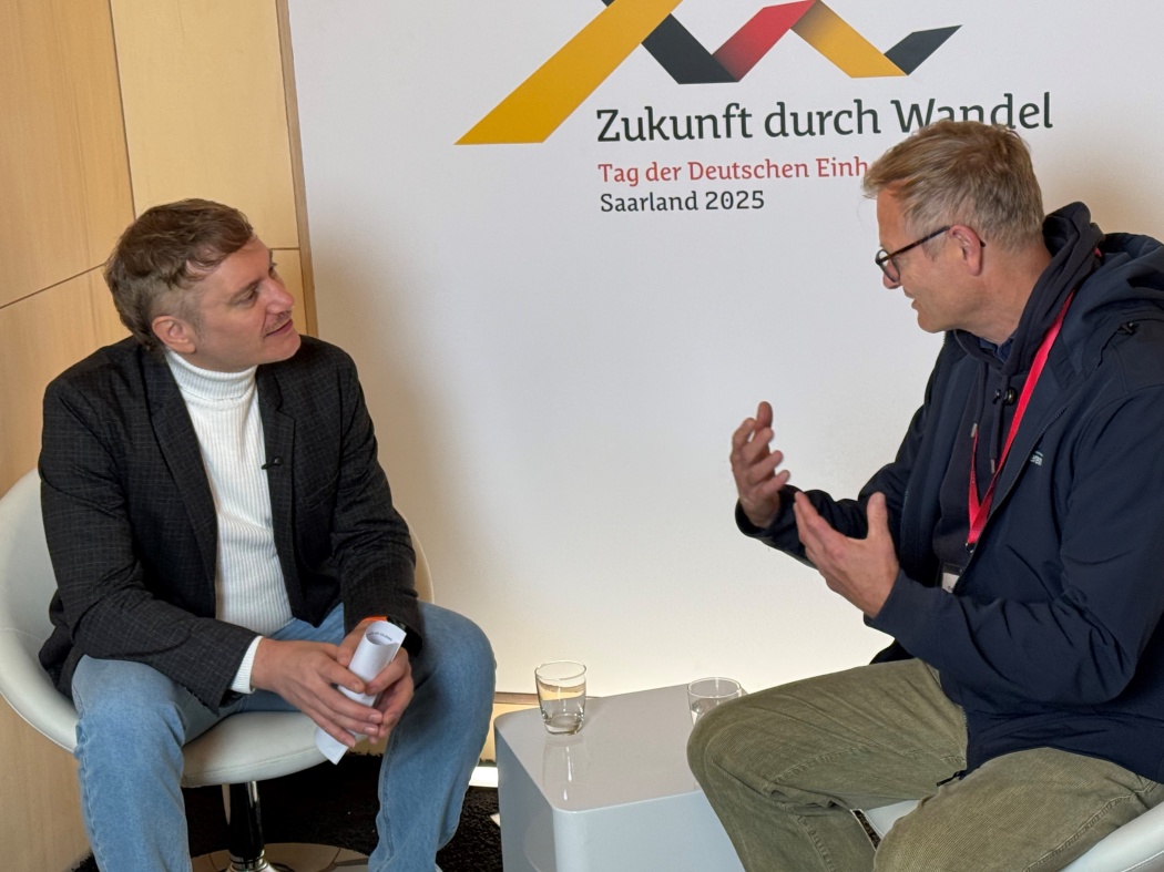 Hereon-Pressesprecher Torsten Fischer im Interview mit der Staatskanzlei des Saarlandes. Foto: Hereon/Patrick Kalb-Rottmann