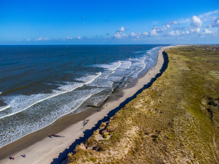 Hereon-Forschende entwickeln nachhaltige Lösungen für den Schutz und die Resilienz der Küstenregionen. Foto: Hereon/iStock Der Klimawandel, zunehmende Extremwetterereignisse und wachsender Nutzungsdruck beeinflussen die Küsten stark. Hereon-Forschende entwickeln nachhaltige Lösungen für den Schutz und die Resilienz der Küstenregionen. Foto: Hereon/iStock