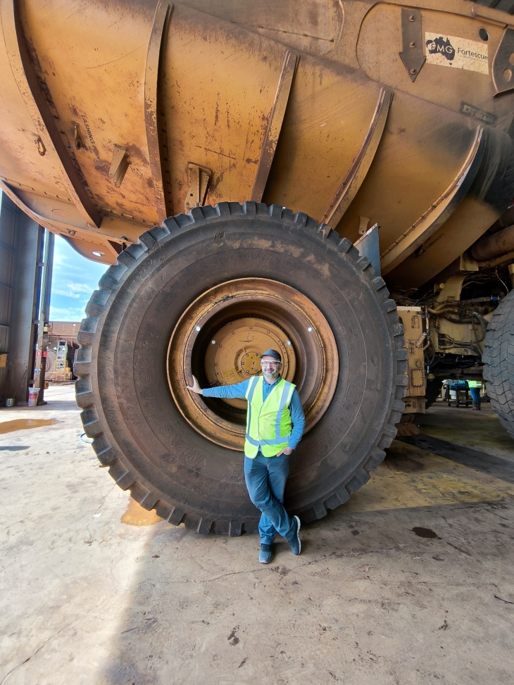 Dr. Paul Jerabek auf der Delegationsreise vor einem Muldenkipper. Copyright: Paul Jerabek Dr. Paul Jerabek auf der Delegationsreise vor einem Muldenkipper. Copyright: Paul Jerabek