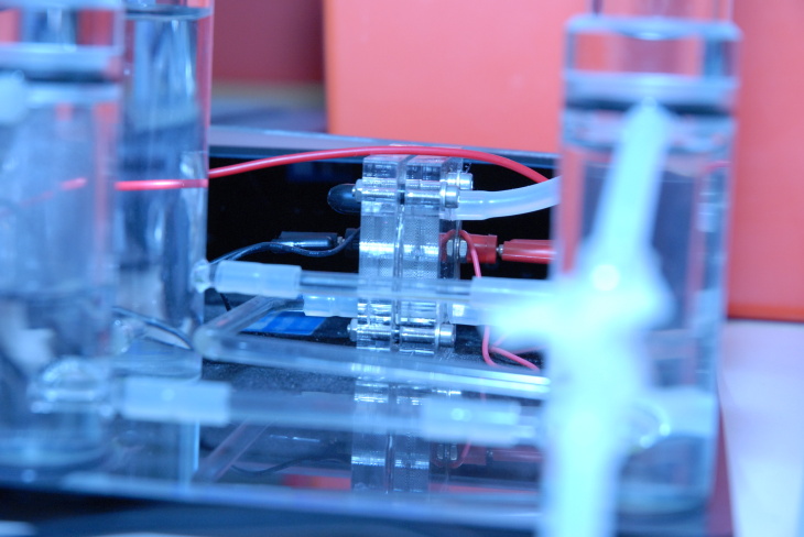 Ein einfaches Modell einer Brennstoffzelle.