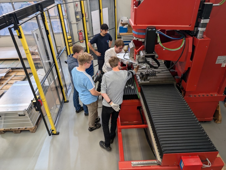 Jugendliche bei den Werkstoffferien am Hereon.