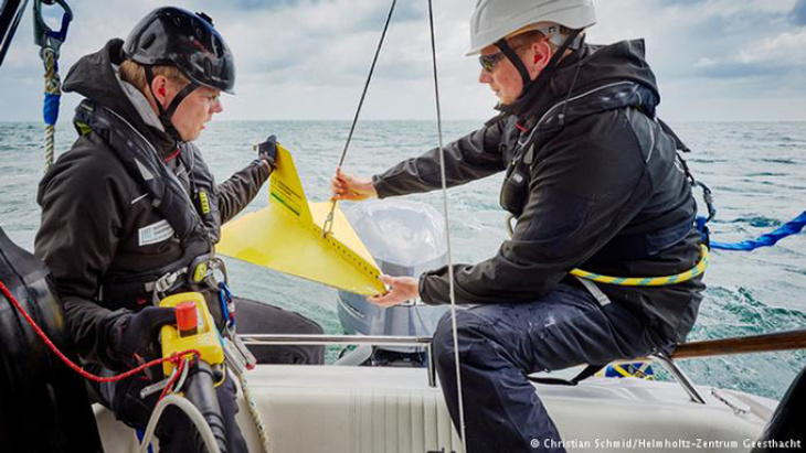 Vorbereitungen für den Einsatz der Schleppkette (TIC) an Bord des Schnellbootes EDDY <i>-Bild: Christian Schmid/Hereon-</i> Preparing the Towed Instrument Chain (TIC) at the speedboat EDDY