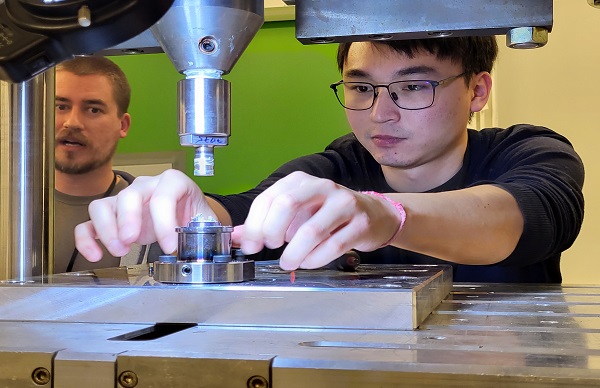 Die Prüfung in den Beamlines hilft, das Material besser zu verstehen. (von links: die Wissenschaftler Lars Rath und Chang Yin-Cheng Chan) Foto: Hereon/ Peter Staron 