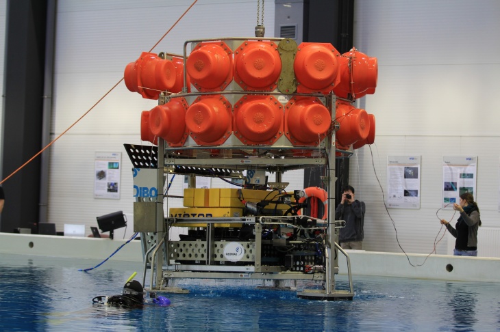 GEOMAR Garagen-Lander mit Crawler Viator. Mitglieder der Helmholtz-Allianz ROBEX testen das Unterwasserfahrzeug AWI-Tramper im Becken des DFKI Bremen. Foto: Alfred-Wegener-Institut / Lars Grübner  20141126 Robex Awi Tramper Test Dfki Lgruebner 18