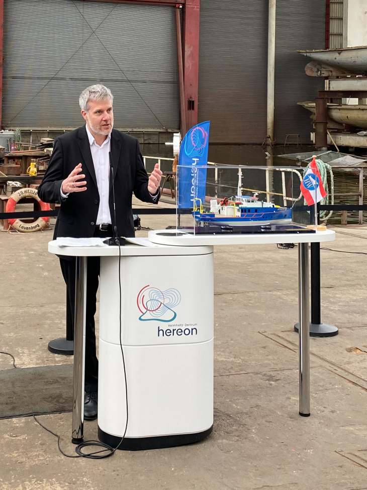 Dieter Janecek, Koordinator der Bundesregierung für die maritime Wirtschaft und Tourismus während seiner Grußworte zur Kiellegung der Coriolis in der Hitzler Werft. Foto: Hereon/ Martina Grünwald Kiellegung Janecek Zoom Ohne