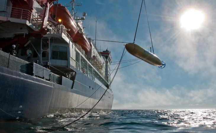 Aufnahme vom ersten Außeneinsatz des AWI-AUV auf einer Polarstern-Expedition im Jahr 2010 in die Framstraße. Foto: Michael Ginzburg, Alfred-Wegener-Institut 2010 Erster Auv-einsatz 001 Mginzburg