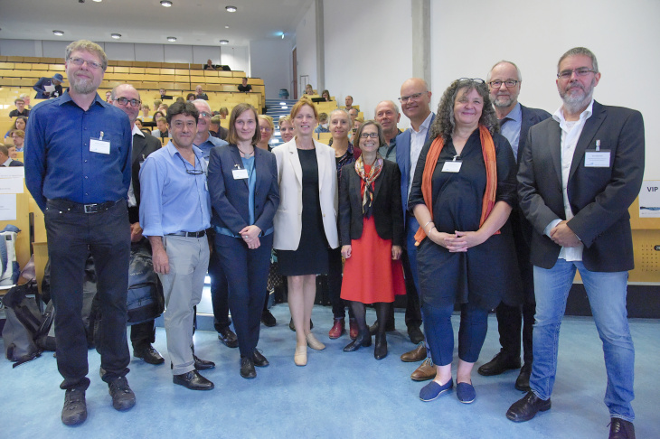 Auftakt zur sustainMare-Jahrestagung an der Uni Kiel zu Zukunftsthemen der Nord- und Ostsee: Karin Prien (4.v.l.), Ministerin für Allgemeine und Berufliche Bildung, Wissenschaft, Forschung und Kultur des Landes Schleswig-Holstein, CAU-Präsidentin Prof. Simone Fulda (5.v.r.), Tobias Goldschmidt (4.v.r.), Minister für Energiewende, Klimaschutz, Umwelt und Natur des Landes Schleswig-Holstein (MEKUN), Prof. Corinna Schrum (3.v.r.) vom Helmholtz-Zentrum Hereon, Sprecherin der DAM-Forschungsmission sustainMare und Leiterin des sustainMare-Projektes CoastalFutures, Dr. Joachim Harms (2.v.r.), Vorsitzender des DAM-Vorstands, im Kreis der Projektleitenden und Organisatorinnen und Organisatoren der Konferenz. Foto: Jürgen Haacks, Uni Kiel 209-gruppenfoto-auftakt
