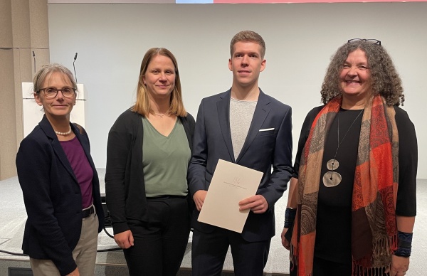 Dr. Nils Christiansen bei der Verleihung des Kurt-Hartwig-Siemers-Preises in Hamburg mit der Wissenschaftlichen Geschäftsführerin des Hereon Prof. Regine Willumeit-Römer, der Hereon-Wissenschaftlerin Dr. Ute Daewel und Prof. Corinna Schrum, Leiterin des Instituts für Küstensysteme - Analyse und Modellierung und Betreuerin der Doktorarbeit . Foto: Hereon/Sabine Billerbeck