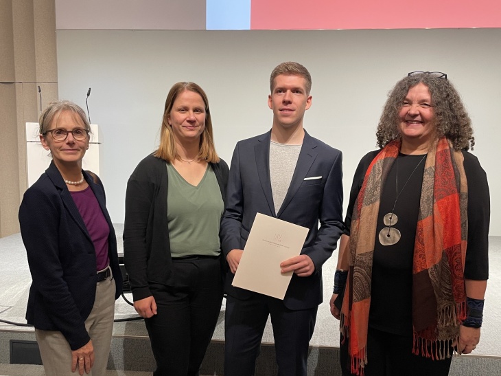 Dr. Nils Christiansen bei der Verleihung des Kurt-Hartwig-Siemers-Preises in Hamburg mit der Wissenschaftlichen Geschäftsführerin des Hereon Prof. Dr. Regine Willumeit-Römer, der Hereon-Wissenschaftlerin Dr. Ute Daewel und Prof. Dr. Corinna Schrum, Leiterin des Instituts für Küstensysteme - Analyse und Modellierung und Betreuerin der Doktorarbeit. Foto: Hereon/Sabine Billerbeck