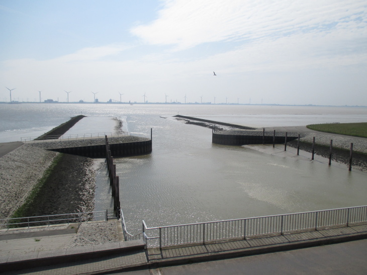 View from the tidal gate and pumping station Knock near Emden. Photo: Jade-HS/ Helge Bormann Wakos Schoepfwerk Knock Bei Emden