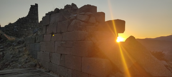 Archaeological finds such as this ruin provide information about the population on earth many centuries ago. Credit: Nicolas Antunes