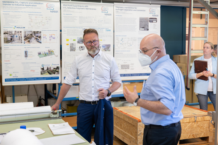 Claus Ruhe Madsen mit Dr. Torsten Brinkmann. / Copyright: Steffen Niemann/Hereon