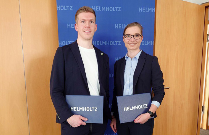 Nils Christiansen and Zina Kallien at the award ceremony at the Helmholtz office in Berlin. Photo: Hereon/ Nils Christiansen Nils Christiansen and Zina Kallien