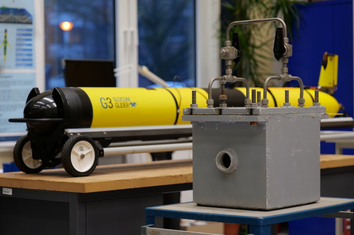 Das ist der erste Prototyp des neuen Energiesystems. Noch ist er zu groß, um in einen Ozeangleiter zu passen. Die Wissenschaftler optimieren ihn weiter. Foto: Hereon/Steffen Niemann