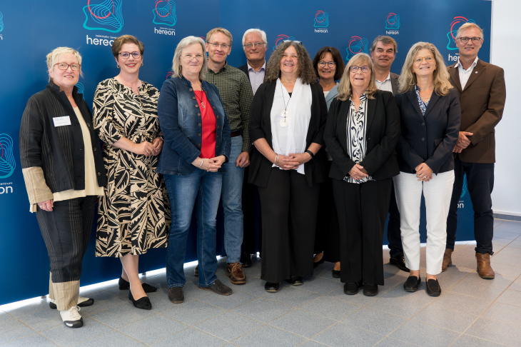 Many representatives from politics and science attended the visit by Schleswig-Holstein's CDU Minister President Daniel Günther: from left: Claudia Kleinwächter, CDU Member of State Parliament Andrea Tschacher, Daniela Jacob, Daniel Günther, Matthias Rehahn, Corinna Schrum, Tamara Kleber-Janke, Iris Ulrich, Green Party Member of State Parliament Oliver Brandt, Geesthacht City Councillor Melanie Grimm-Meyer and Torsten Fischer. Photo: Hereon/Steffen Niemann