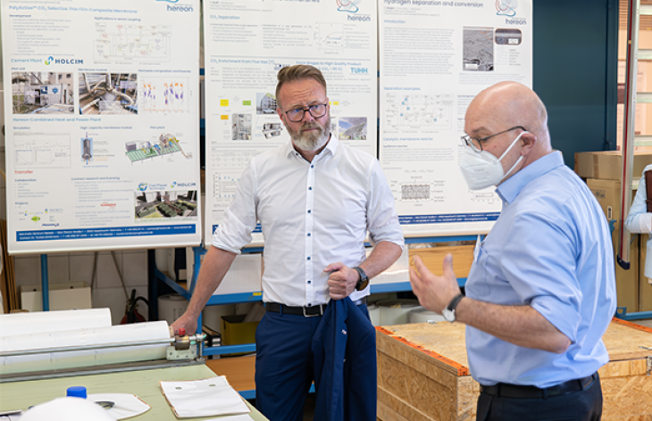 Claus Ruhe Madsen with Dr. Torsten Brinkmann at the Institute of Membrane Research. Copyright: Steffen Niemann/Hereon
