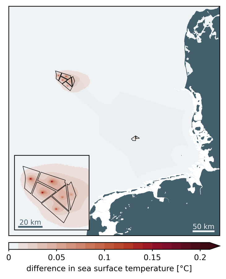 Simulation der Oberflächentemperaturen im Jahresmittel bei einer 10 Gigawatt Offshore Wasserstoffproduktion in der deutschen Bucht (Zukunftsszenario). Die schwarzen Polygone zeigen die Windparks, in denen die Wasserstoffproduktion stattfindet. Die dunkelgraue Fläche stellt die deutsche Ausschließliche Wirtschaftszone (AWZ) dar. Die Farbskala beschreibt die Temperatur. Quelle: Hereon/Nils Christiansen