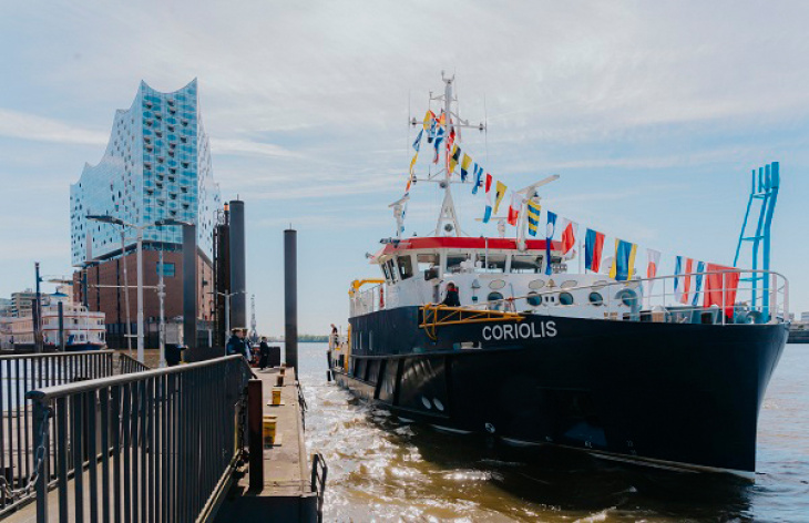 Das Schiff legte in bester Lage an: Die CORIOLIS auf dem Hamburger Hafengeburtstag. Foto: Hereon/ Jewgeni Roppel Schiff mit Elphi