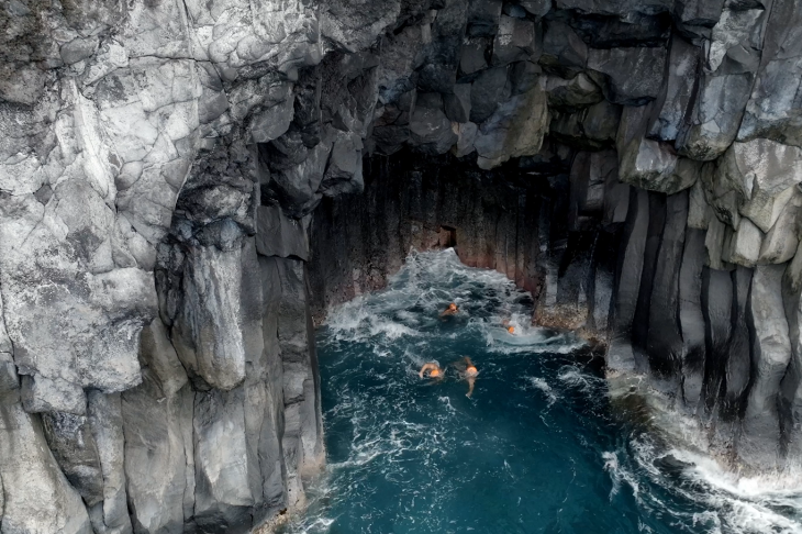 Schwimmerinnen und Schwimmer im Wasser