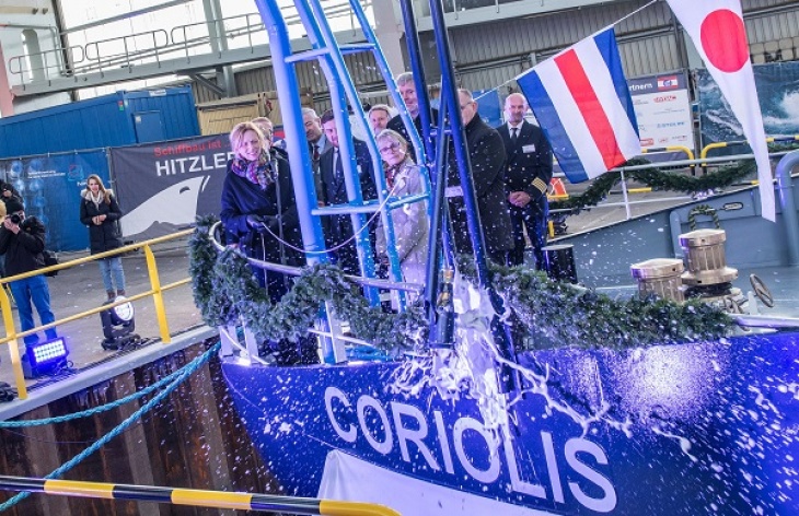 Nach dem Aufprall der Flasche gab es lauten Applaus. Foto: Hereon/ Marcel Schwickerath Coriolis Flasche