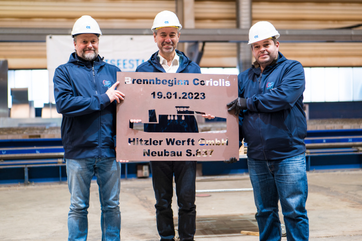 Das frisch ausgebrannte Namensschild aus Stahl, überreicht von Ostseestaal an Volker Dzaak (mitte) und die künftigen Coriolis-Kapitäne Heiko Gerbatsch (links) und Marco Schacht (rechts). Foto: Hereon/ Steffen Niemann Brennstart Coriolis Namensschild
