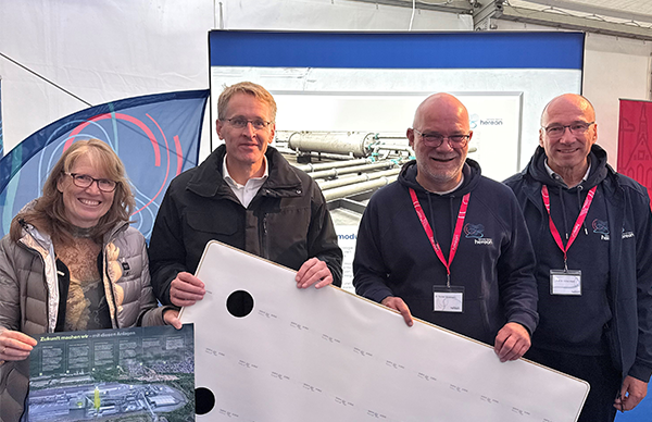 Der schleswig-holsteinische Ministerpräsident Daniel Günther kam am Hereon-Stand vorbei und informierte sich bei Volker Abetz und Torsten Brinkmann genauer über die Membranforschung am Hereon. Foto: Hereon/Patrick Kalb-Rottmann