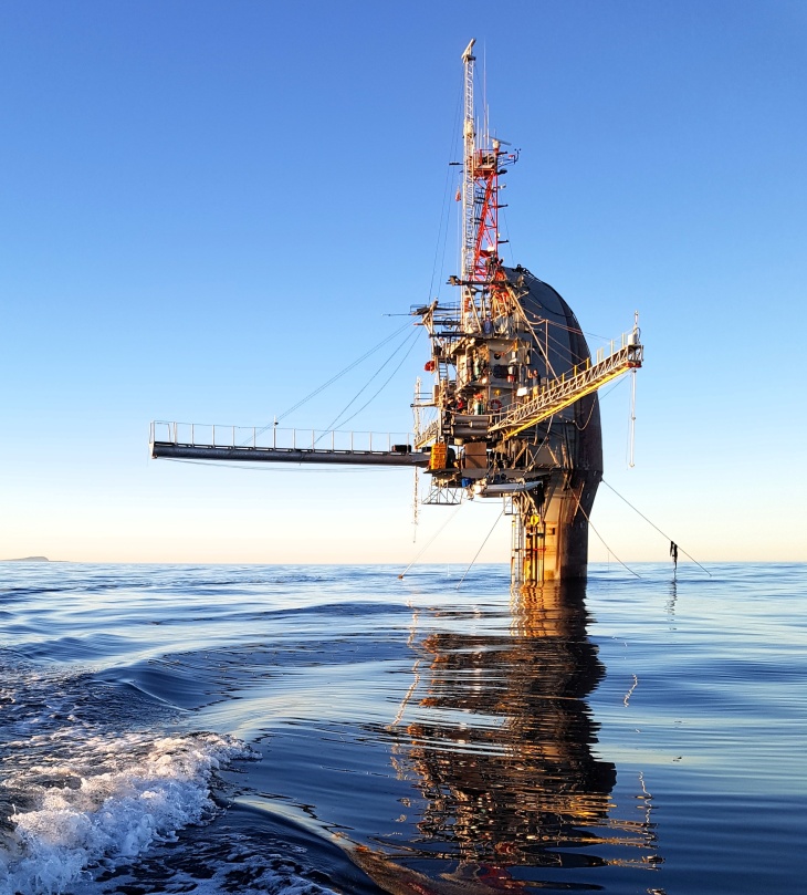 Auf der Forschungsplattform FLIP (FLoating Instrument Platform) im Pazifischen Ozean haben die Forschenden ihre Messungen unternommen. Foto: Marc Buckley Auf der Forschungsplattform FLIP (FLoating Instrument Platform) im Pazifischen Ozean haben die Forchenden ihre Messungen unternommen. Foto: Marc Buckley