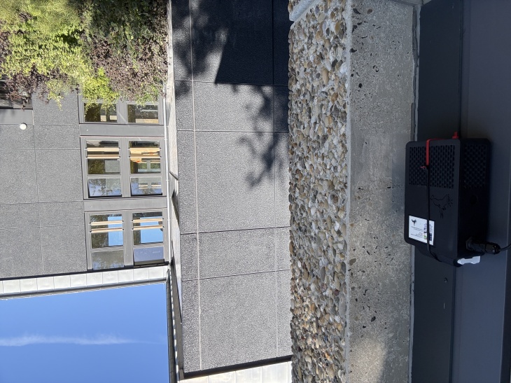 Die Messgeräte wurden außerhalb und innerhalb des Schulgebäudes installiert. Foto: Hereon/ Rabea Osol Stadtteilschule Gerät Hereon