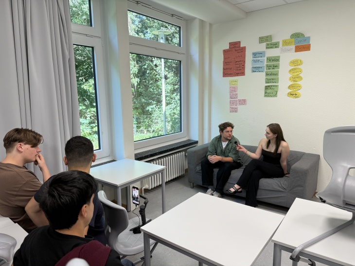 Hereon-Forscher Dr. Martin Ramacher erklärte den Schülerinnen und Schülern seine Arbeit. Foto: Hereon/ Rabea Osol Stadtteilschule: Martin Ramacher und Schüler