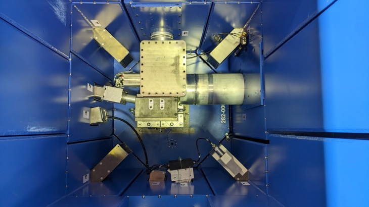 Blick ins Innere einer Targetstation zur Erzeugung von Neutronen.
Foto: Forschungszentrum Jülich Blick ins Innere einer Targetstation zur Erzeugung von Neutronen. Hier treffen hochenergetische Protonen auf ein Material (Target), wobei Neutronen freigesetzt werden. Foto: Forschungszentrum Jülich