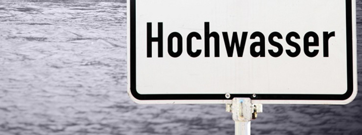 Hochwasserschild warnt vor Straßenüberflutung