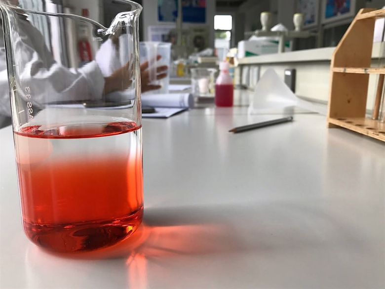 bunte Flüssigkeit im Glas