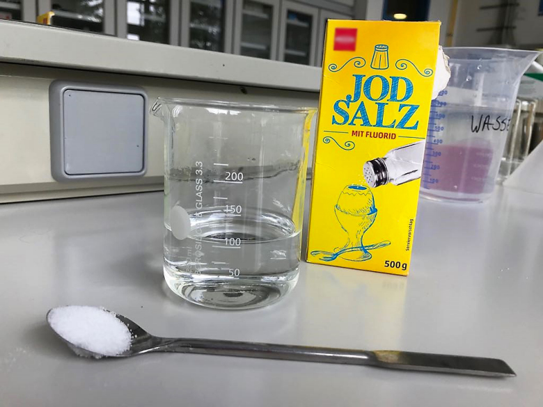 Jodsalz in Wasser auflösen