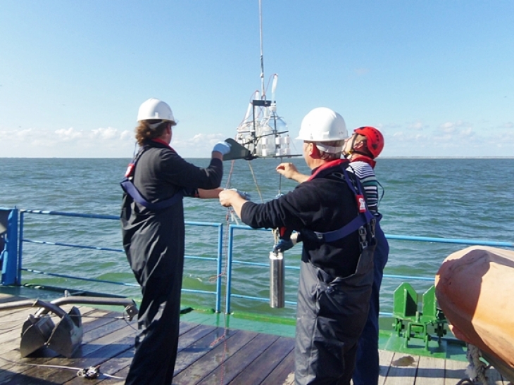 Wasserprobennahme im vorgelagerten Seegebiet vor Norderney, genommen vom Forschungsschiff "Burchana" (Probe 26) am 25.06.2014 (Foto: Ulrike Kleeberg/Hereon) Imgp6712 K