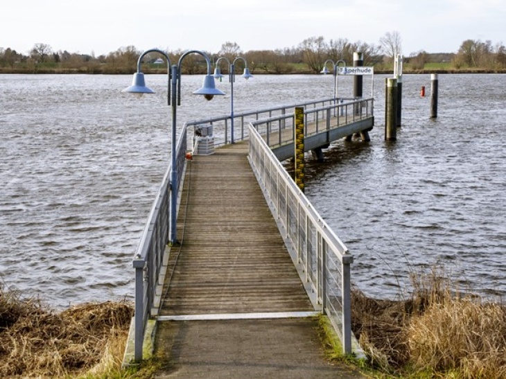 Standort für Forschungsplattform (Foto: J.-T. Schaube / Hereon) Seesteg an der Elbe in Tesperhude