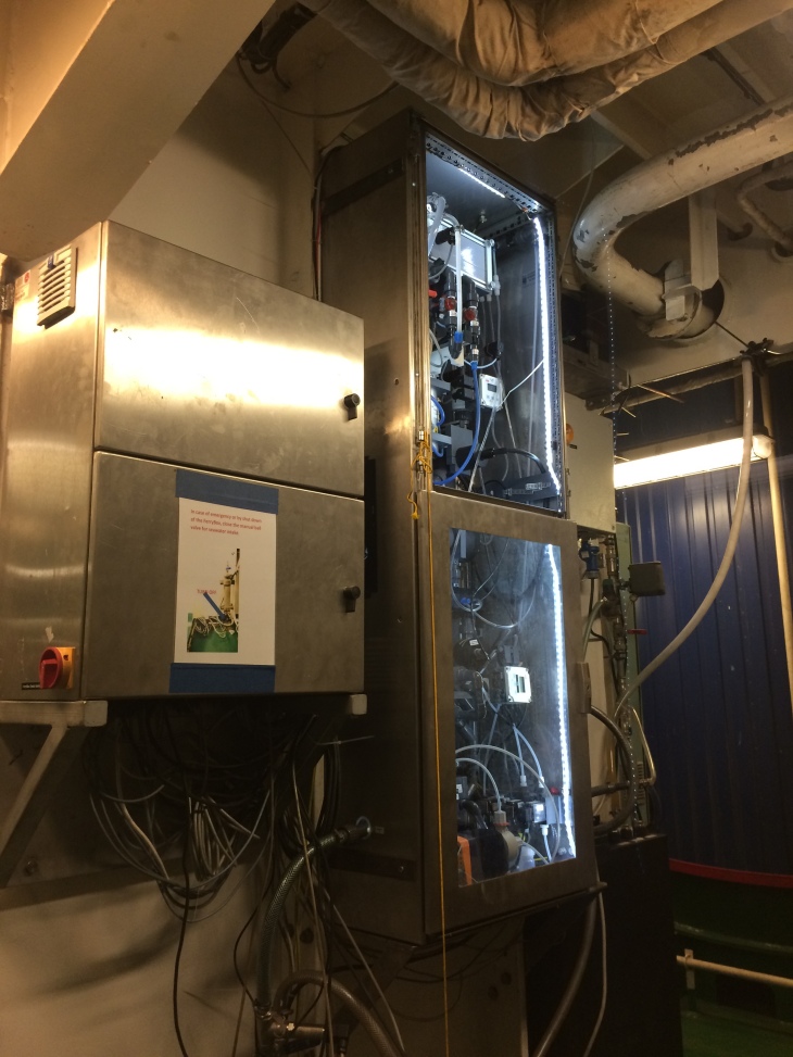 Installation einer <i>FerryBox</i> an Bord des Frachtschiffs <i>Hafnia Seaways</i>. <i>-Bild: KC/Hereon-</i> FB_HafniaSeaways_IMG_4473.JPG