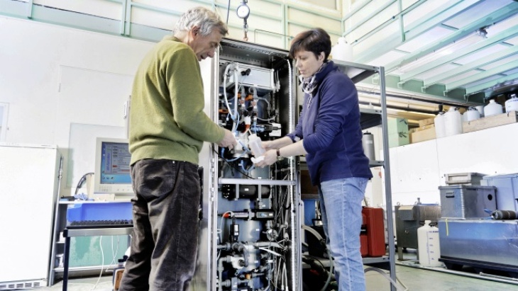 Wissenschaftler kalibrieren eine FerryBox im Labor. -Bild: Christian Schmid/Hereon-