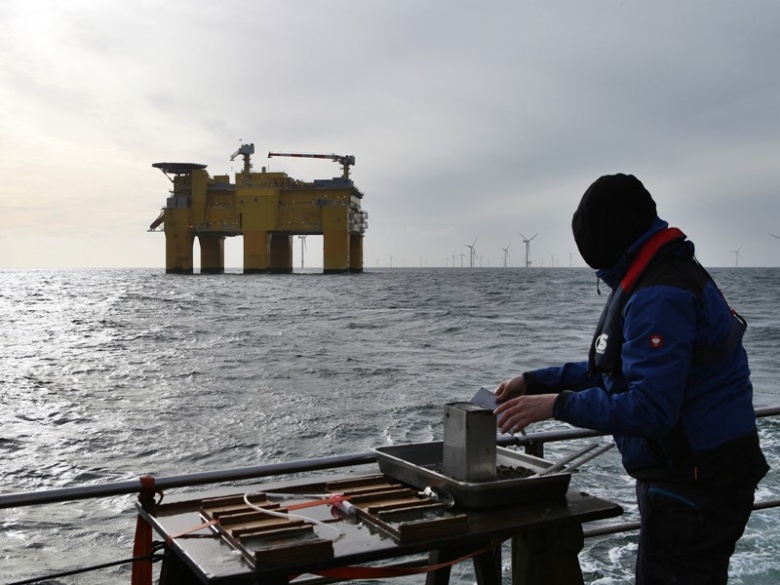 Bearbeitung einer Sedimentprobe an Deck des Forschungsschiffs