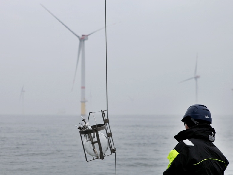 Wasserprobenahme mit einer Glaskugel
