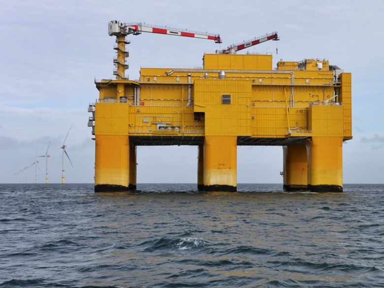 Blick auf eine Konverterplattform im Offshore Windpark