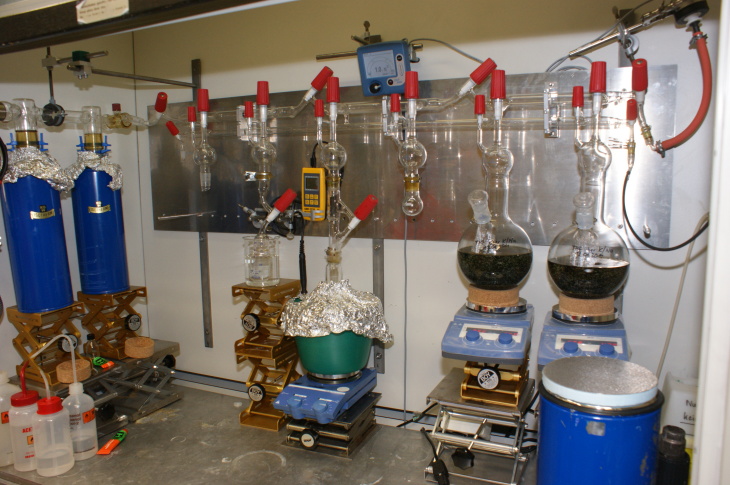 Custom-made Schlenk lines for monomer preparation