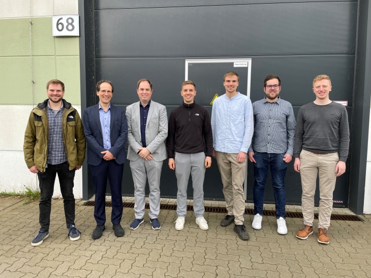 Gruppenfoto mit den Besuchern der FH Kiel.